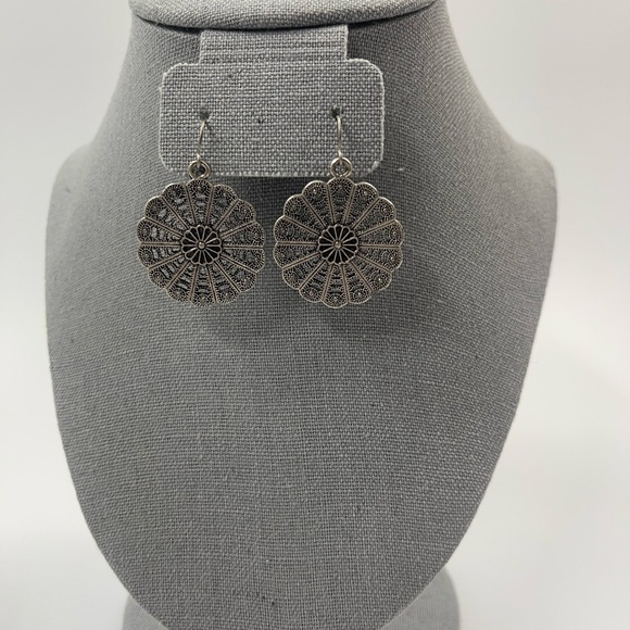 Preowned - assortment of costume jewelry **Dorado693** - Picture 3 of 10